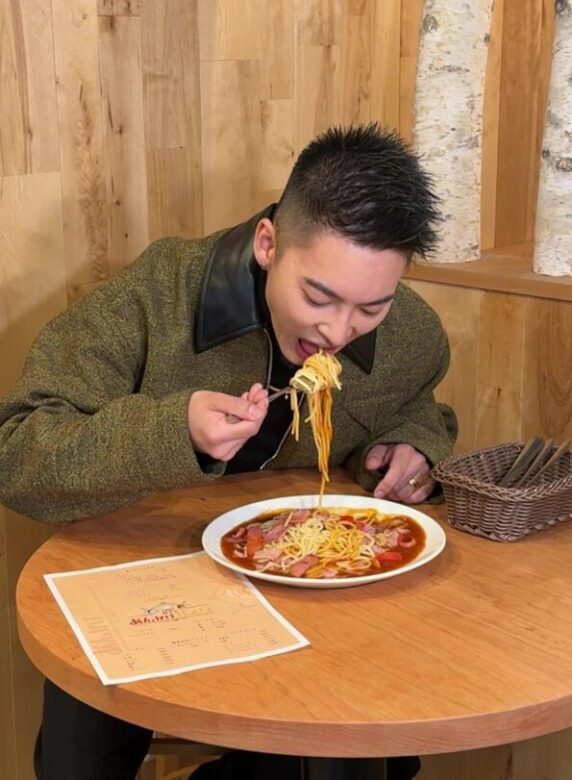 あんかけパスタを食べる三山凌輝さん