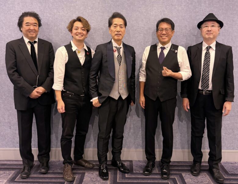 引用元:塩入俊哉公式X 中央 稲垣潤一さん、左端 塩入俊哉さん
