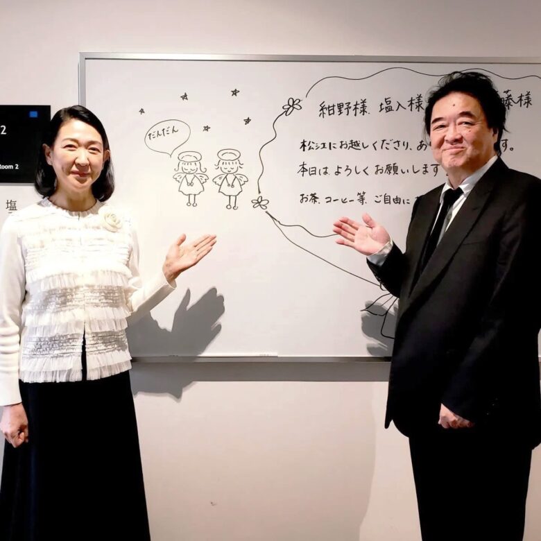 引用元:塩入俊哉公式X 左・紺野美沙子さん、右・塩入俊哉さん