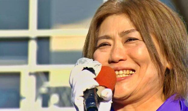 演説をする田久保真紀さん　引用元：Yahoo!ニュース