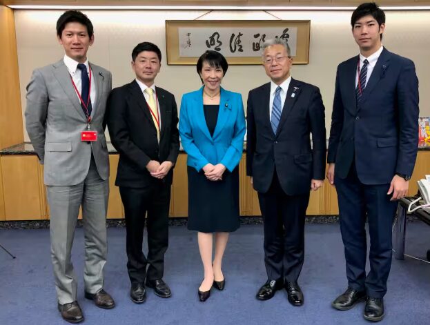 (左から2番目)長男・山本健さん　引用元：産経新聞