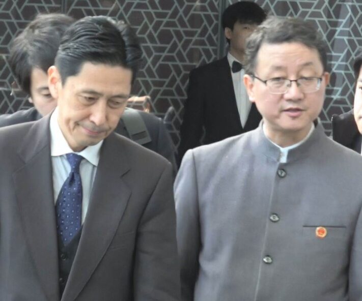 金井正彰アジア大洋州局長と劉勁松さん
引用元:テレ朝NEWS