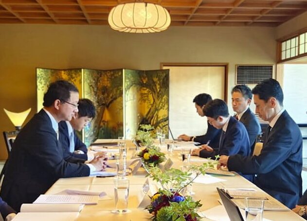 金井正彰アジア大洋州局長と劉勁松さん
引用元:日本経済新聞