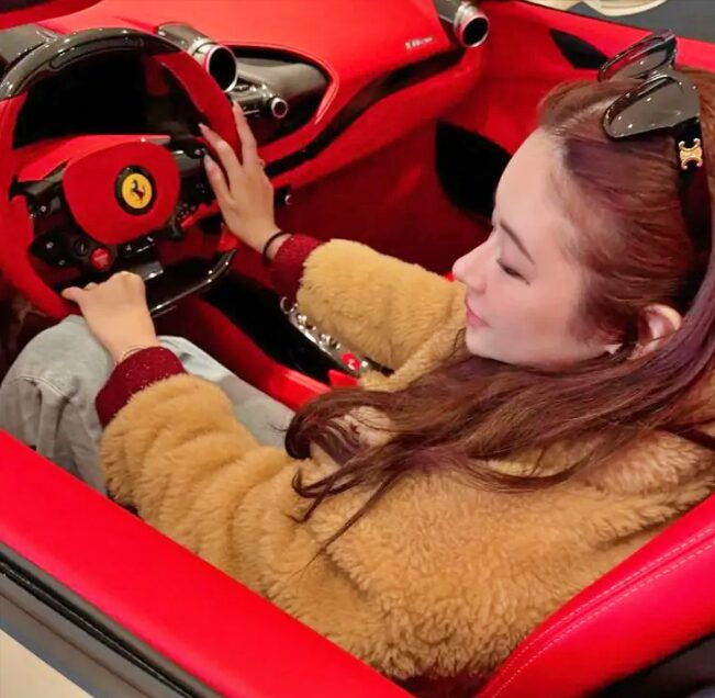 削除されたフェラーリ納車の投稿　引用元：NEWSポストセブン