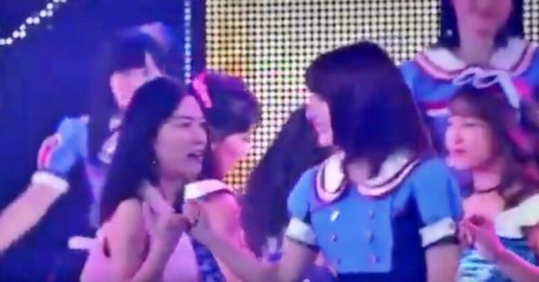 コンサート中に宮脇咲良さんに話かける松井珠理奈さん 引用元:X