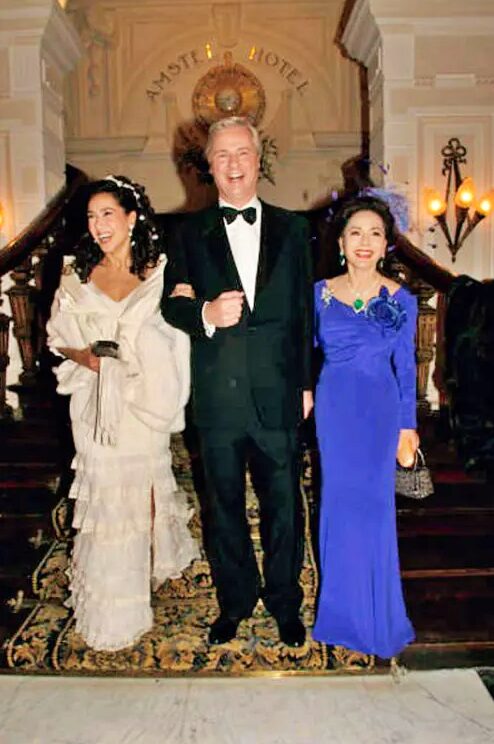 (左)娘・カリナさん、(中央)娘の旦那フリッツさん、(右)デヴィ夫人
引用元：NEWSポストセブン