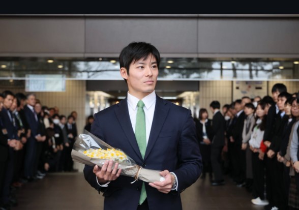 初登庁して花束を持った石田たかと知事