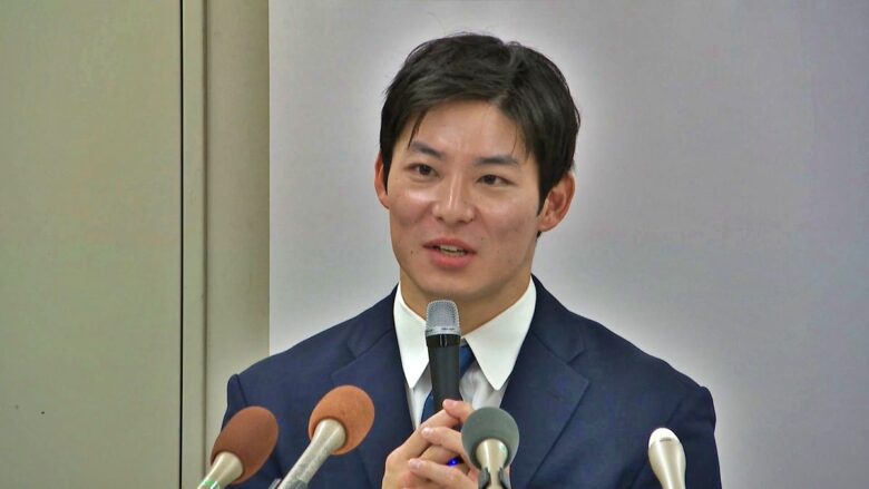 会見を受ける石田嵩人知事の画像