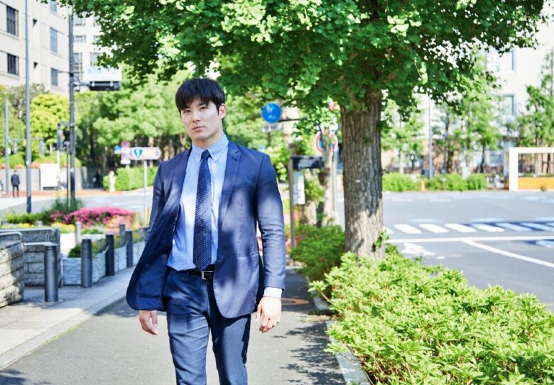 歩道を歩く石田嵩人知事