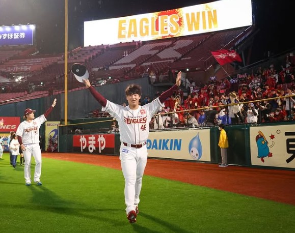 藤平尚真選手が両手を上げて勝利を祝っている画像