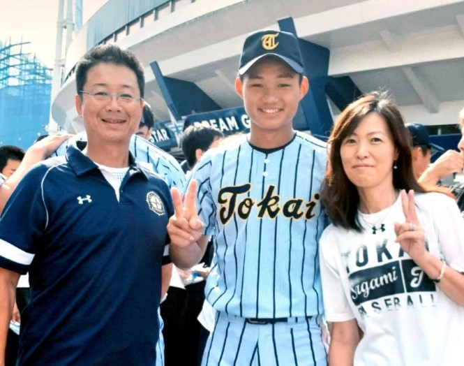 森下翔太選手、父・義文さんと母・ゆりさんと家族3人で微笑む画像