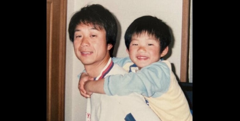 父・義文さんがまだ小さい森下選手をおんぶしている画像