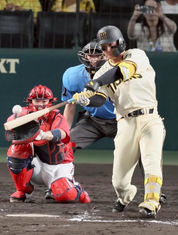 バットを大きく振る森下翔太選手