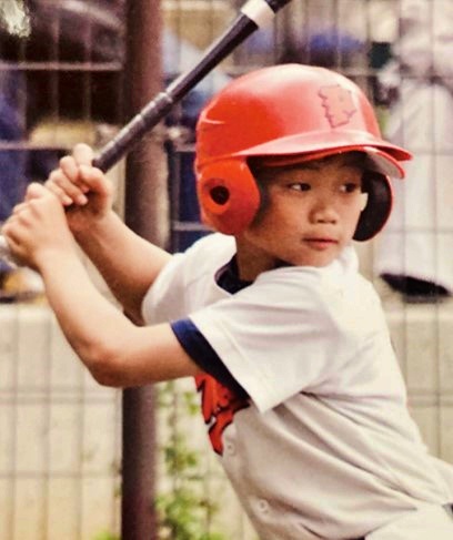小学生時代のバッドを構える森下選手