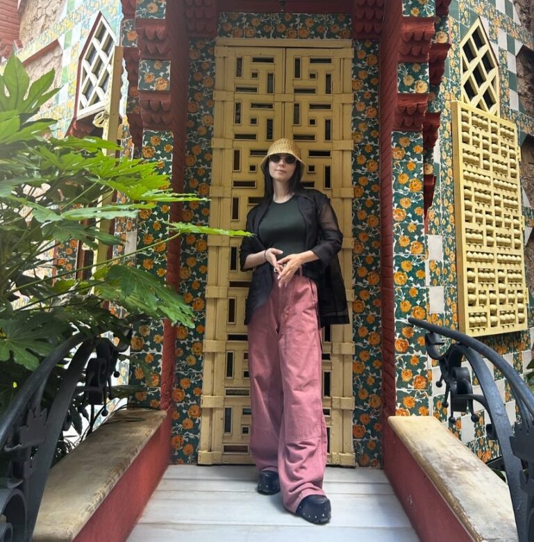 バルセロナの建物の前で立ち姿で決めるMEGUMIの画像