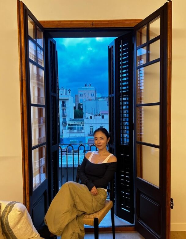 バルセロナのマンションのバルコニー前でくつろぐMEGUMIの画像
