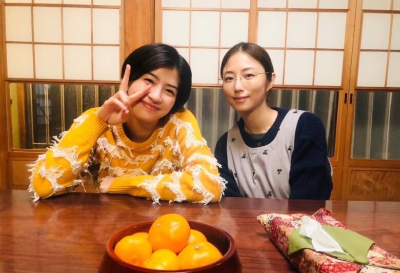 おいハンサムのドラマセットの中で微笑むMEGUMIの画像