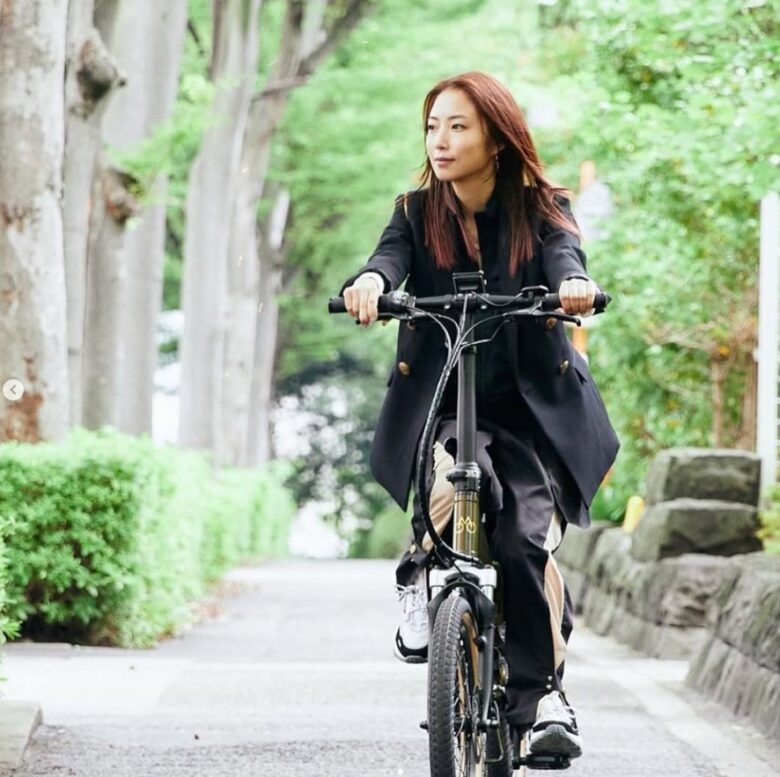 自転車に乗るMEGUMIの画像