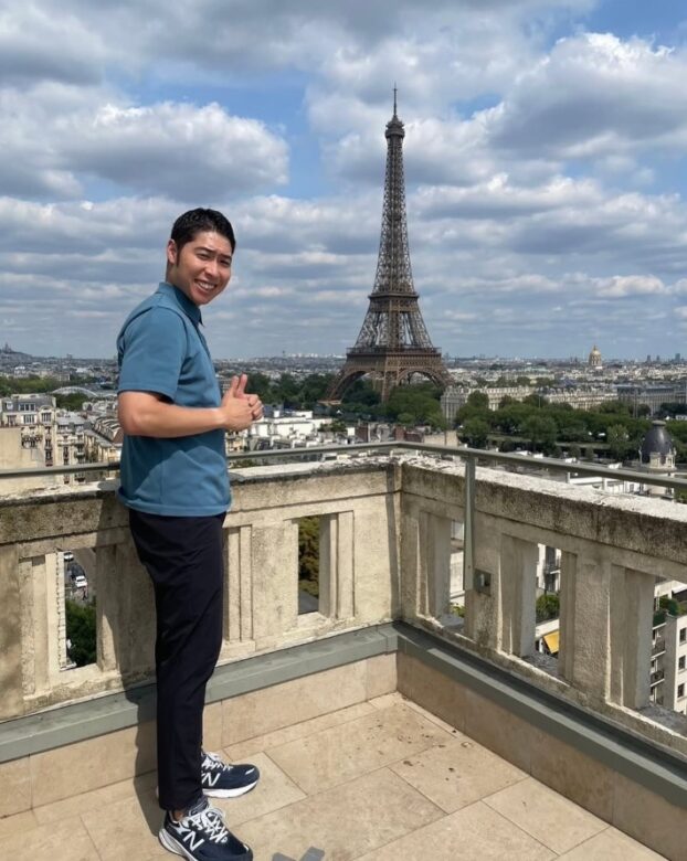 エッフェル塔のバッグでポーズをとる荻野公介の画像