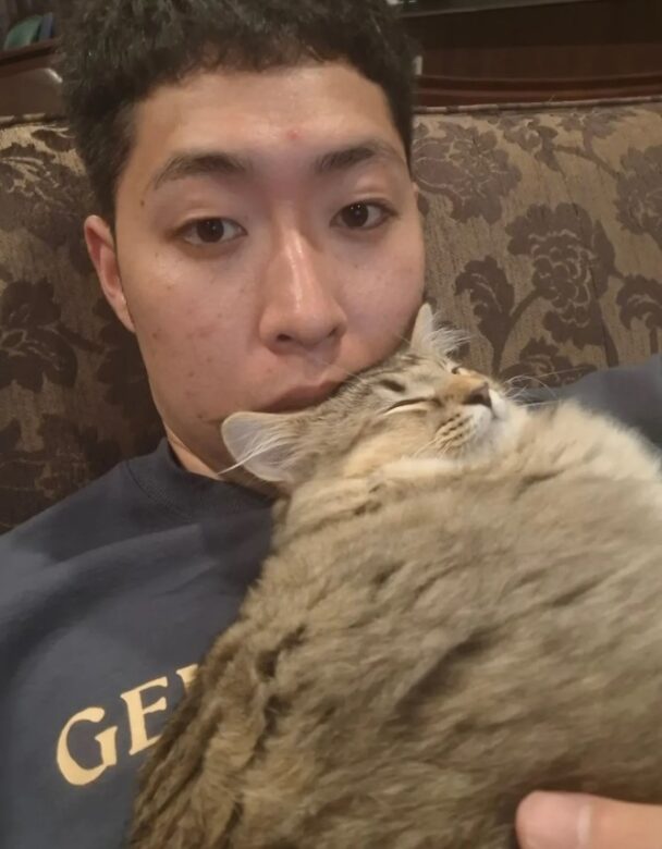 愛猫とのツーショットの荻野公介の画像