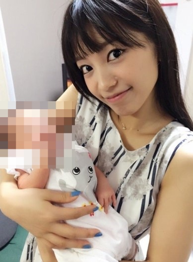 miwaが赤ちゃんを抱っこして微笑んでいる画像