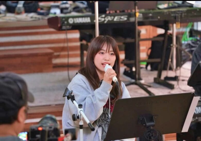 2026年2月17日に投稿されたmiwaの最新ショット マイクを持って話すmiwa