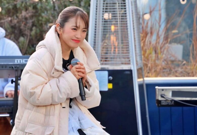 2026年2月17日に投稿されたmiwaの最新ショット マイクを持って微笑むmiwa