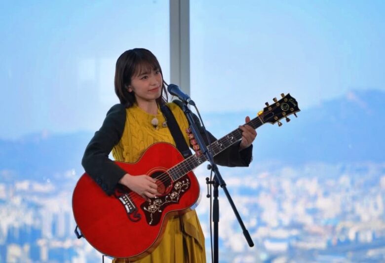 2026年2月17日に投稿されたmiwaの最新ショットギターを持って歌っているmiwa