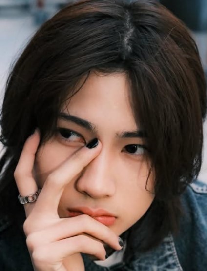 顔に手を当てポーズをとる市村優汰