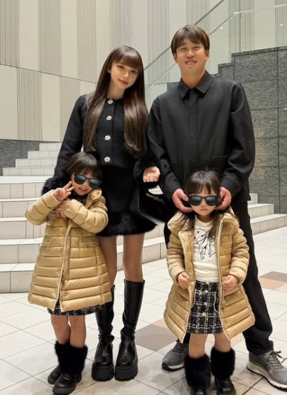 小園海斗選手と妻の渡辺リサさん、娘2人の仲良し家族画像