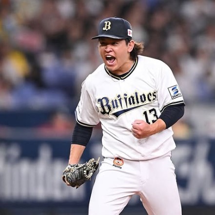 ガッツポーズをする宮城大弥のプロフィール画像