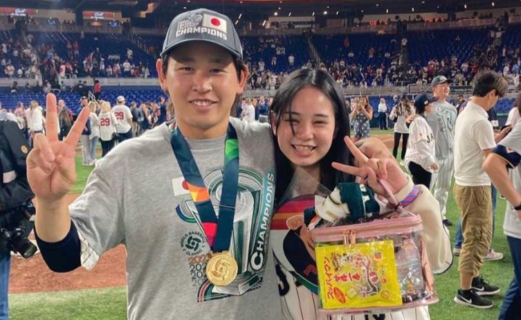 宮城選手と妹の弥生さんが肩を組んで笑顔の画像