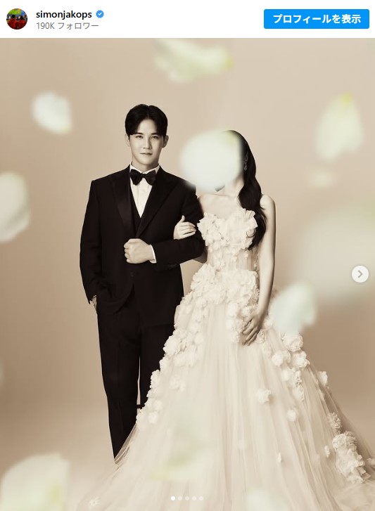 XGサイモンのタキシードを着た結婚相手との写真のInstagram画像