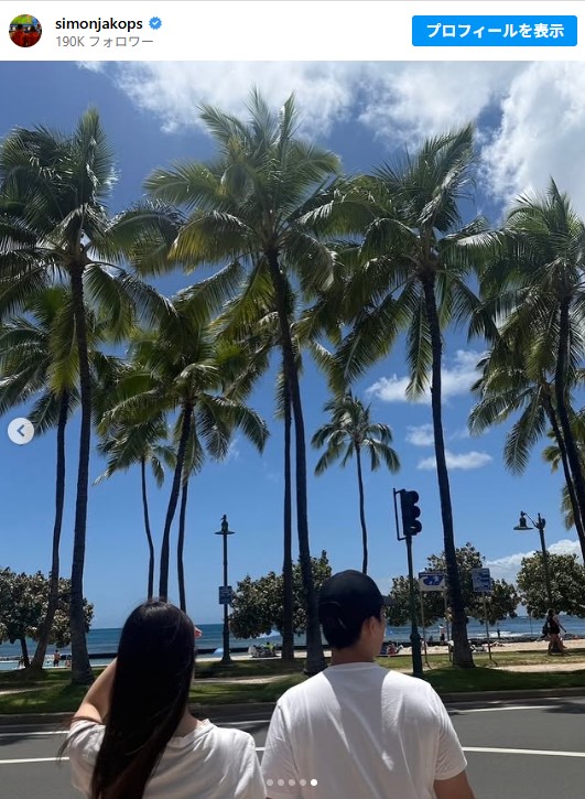 XGサイモンと結婚相手との２ショットで海外の海をバックに撮られた画像