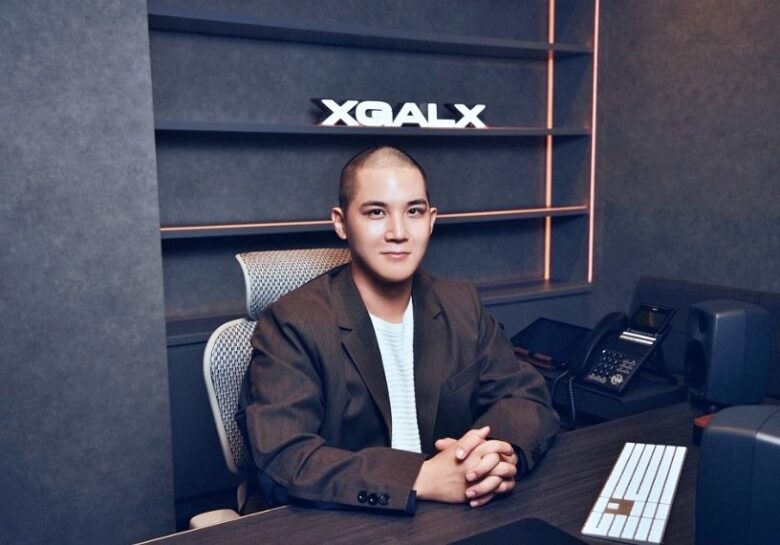 XGサイモンのオフィスでの椅子に座ったショット画像