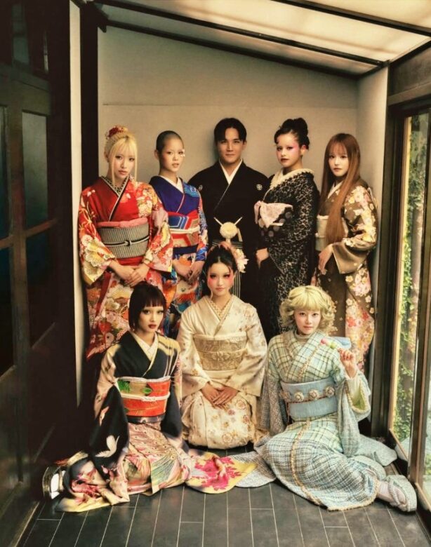 プロデューサーとして愛情を注ぎ続けてきたXGメンバーとの記念写真画像