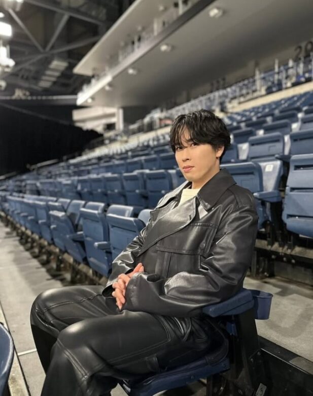 会場の椅子に座る宮館涼太の画像