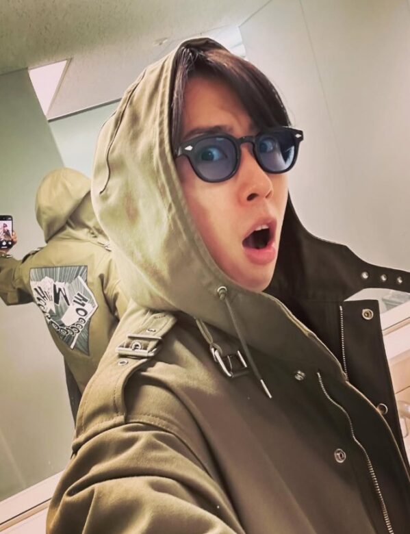 カメラにサングラス姿で驚いた顔をする宮館涼太の画像