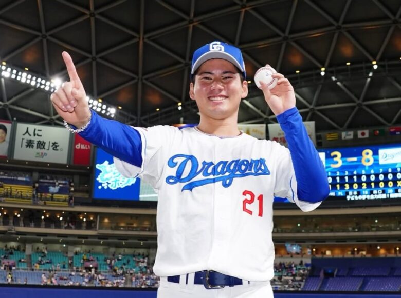 金丸夢斗が休場でボールとポーズをとる画像