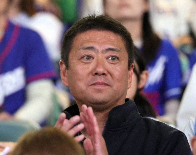 金丸夢斗さんの父・雄一さんが休場で観戦する画像