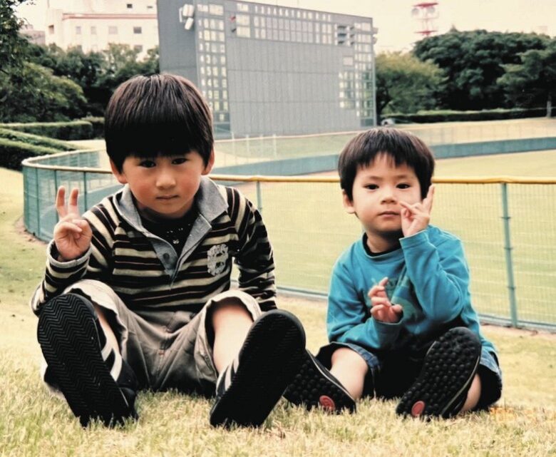幼い頃の兄・翔太さんと夢斗さんの球場での画像