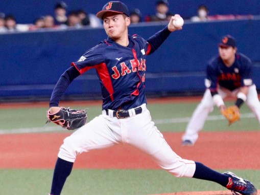侍JAPANとして力投している金丸夢斗選手の画像