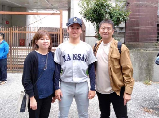 金丸夢斗さんのご両親と真ん中に金丸夢斗選手の画像