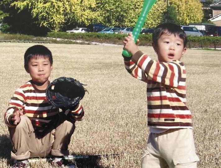 幼い頃の兄・伶介さんと高橋宏斗選手が弟バッターで兄がキャッチャーの画像