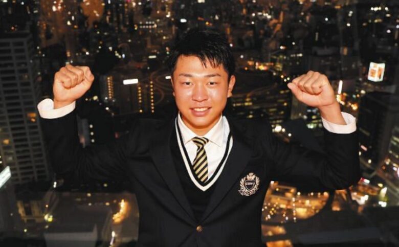 ドラフト1位に選ばれたころの高橋宏斗さん、両手でガッツポーズで夜景をバッグの画像