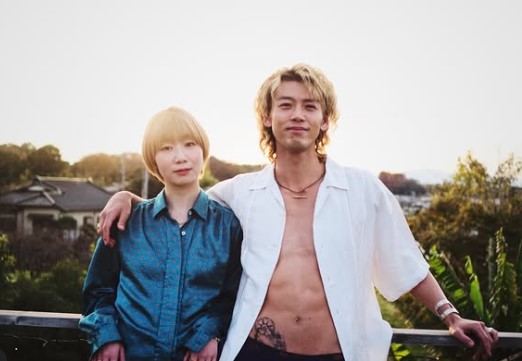 竹内涼真と土居志央梨が肩を組んでいるツーショット画像