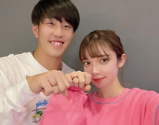 小園海斗選手と妻の渡辺リサさんの画像