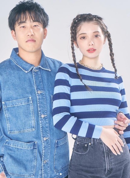 小園海斗選手と妻の渡辺リサさんが寄り添う画像