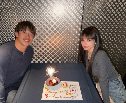 結婚五周年を祝う小園海斗選手と妻の渡辺リサさんの画像