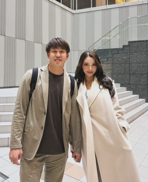 小園海斗選手と妻の渡辺リサさんの手つなぎ画像